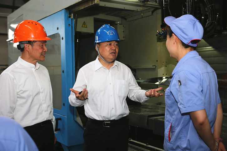 郝鹏与尊龙凯时集团一线生产职员深入交流